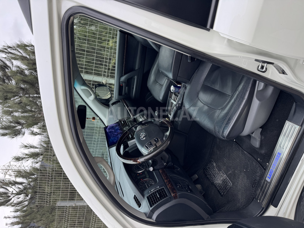 Toyota Land Cruiser 2011