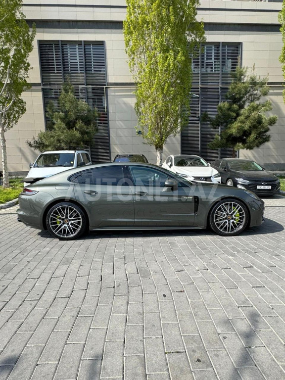 Porsche Panamera 2021