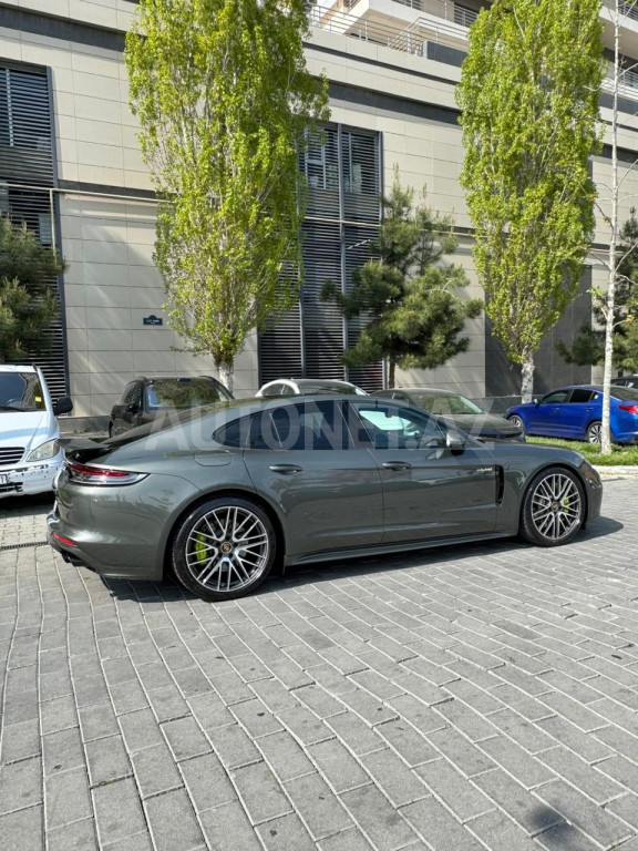 Porsche Panamera 2021
