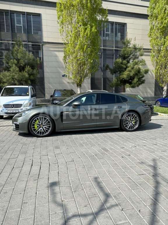 Porsche Panamera 2021