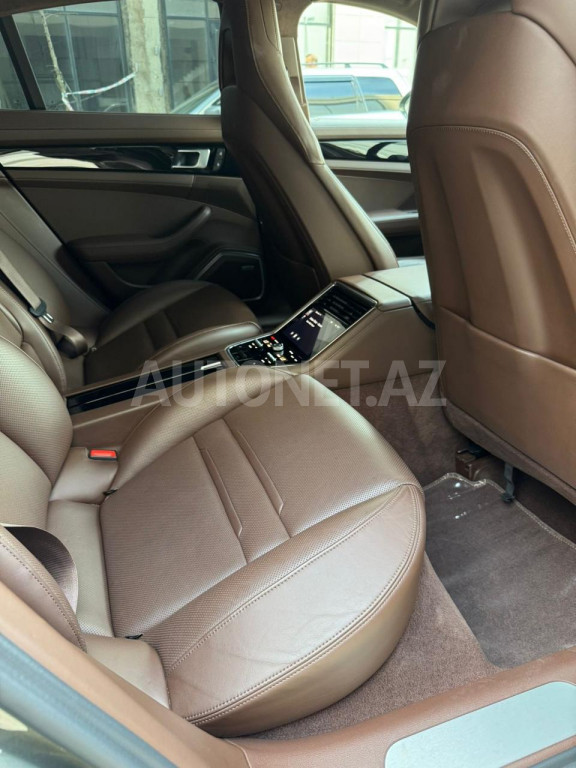 Porsche Panamera 2021