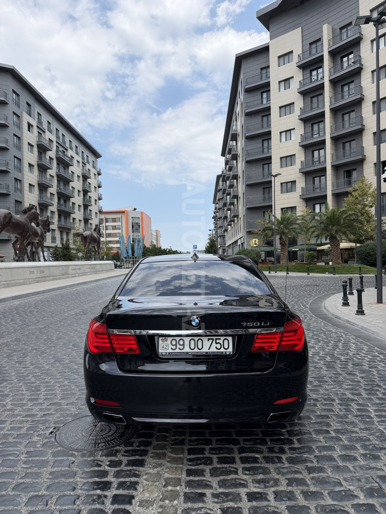 BMW 750 2011