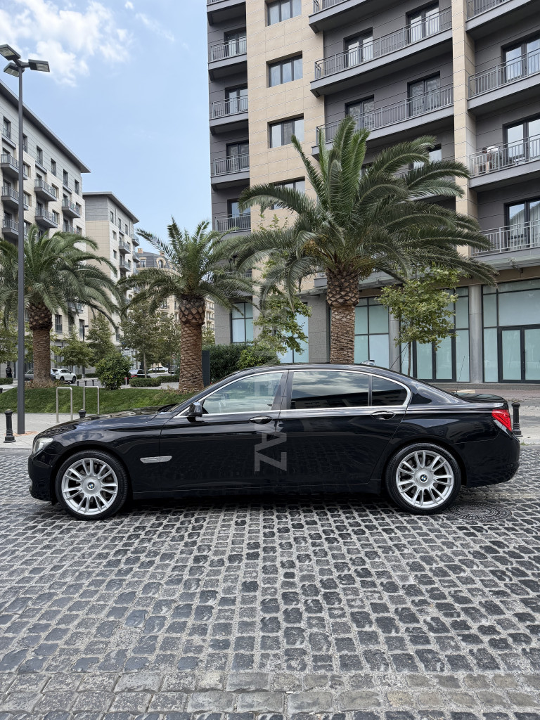 BMW 750 2011