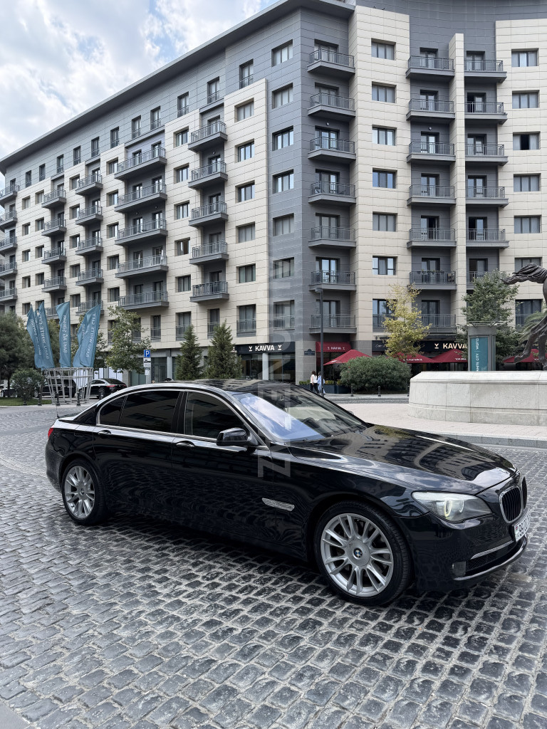 BMW 750 2011