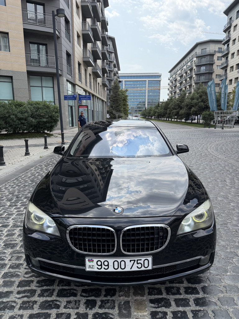 BMW 750 2011