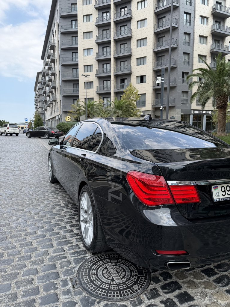 BMW 750 2011
