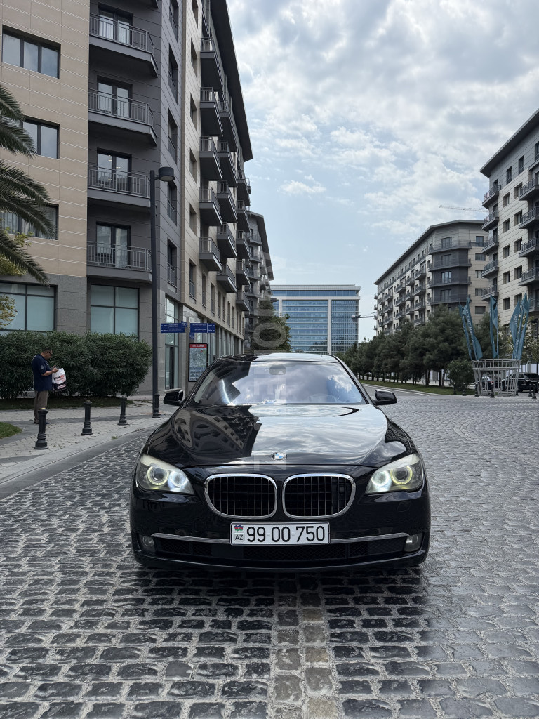 BMW 750 2011
