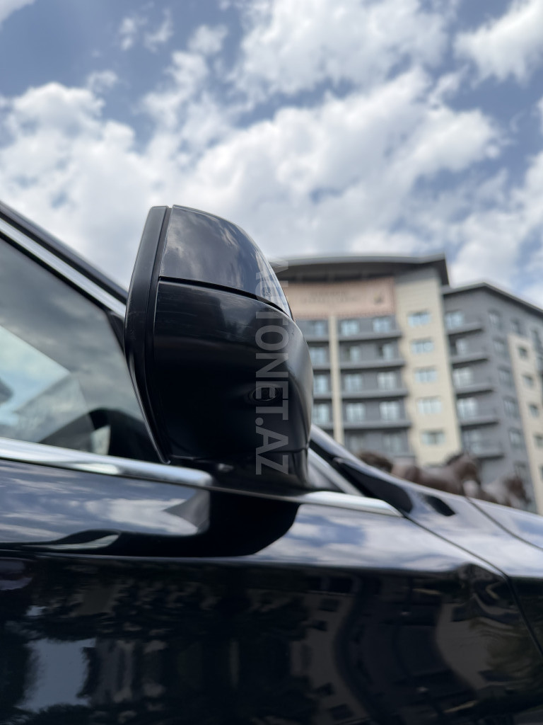BMW 750 2011