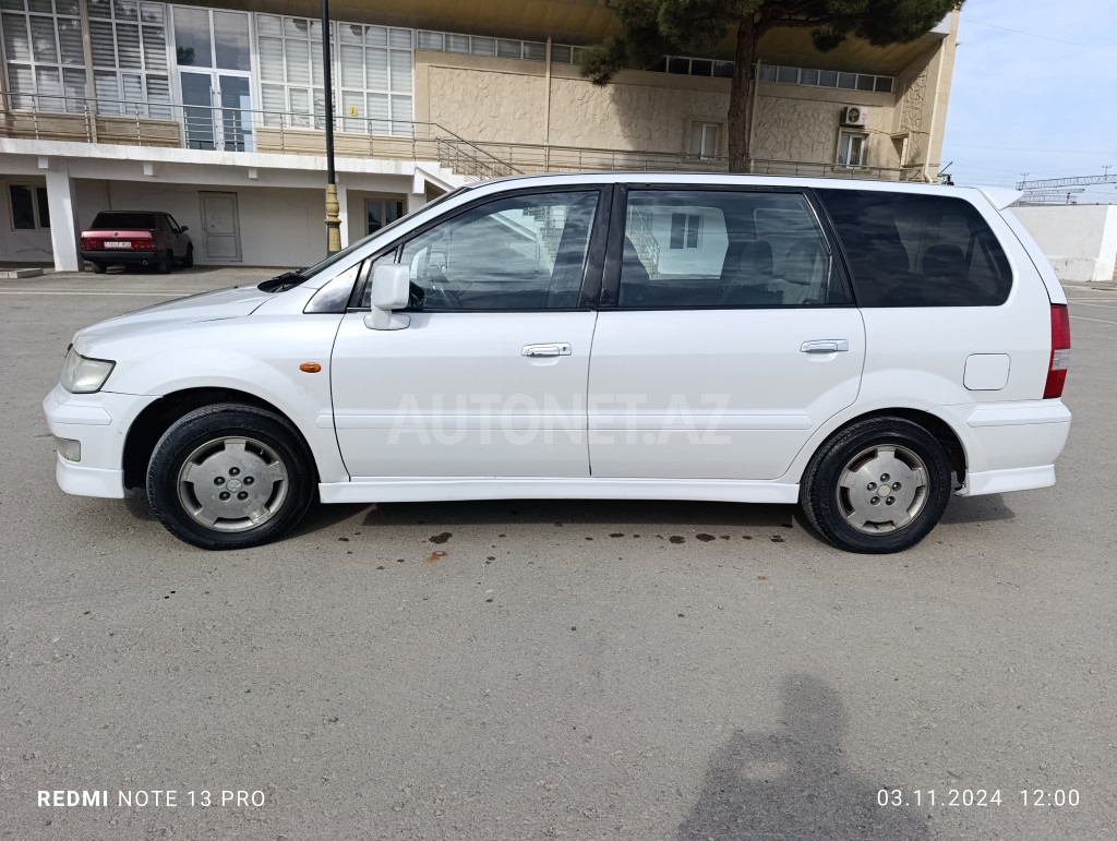 Mitsubishi Chariot 2000