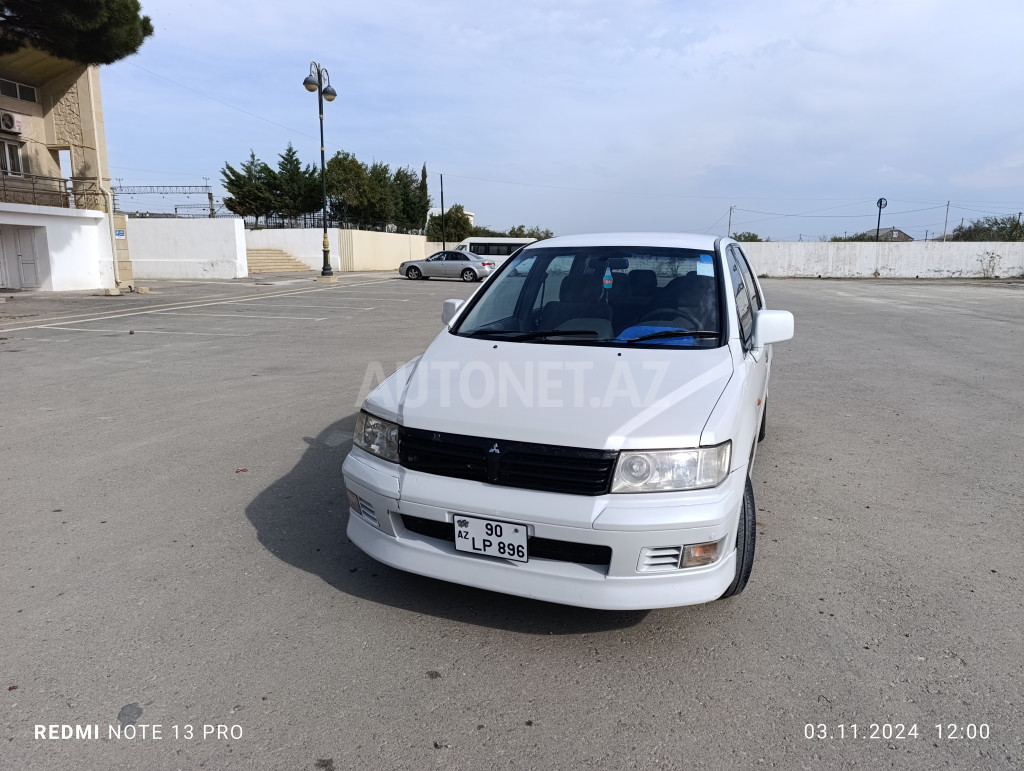 Mitsubishi Chariot 2000