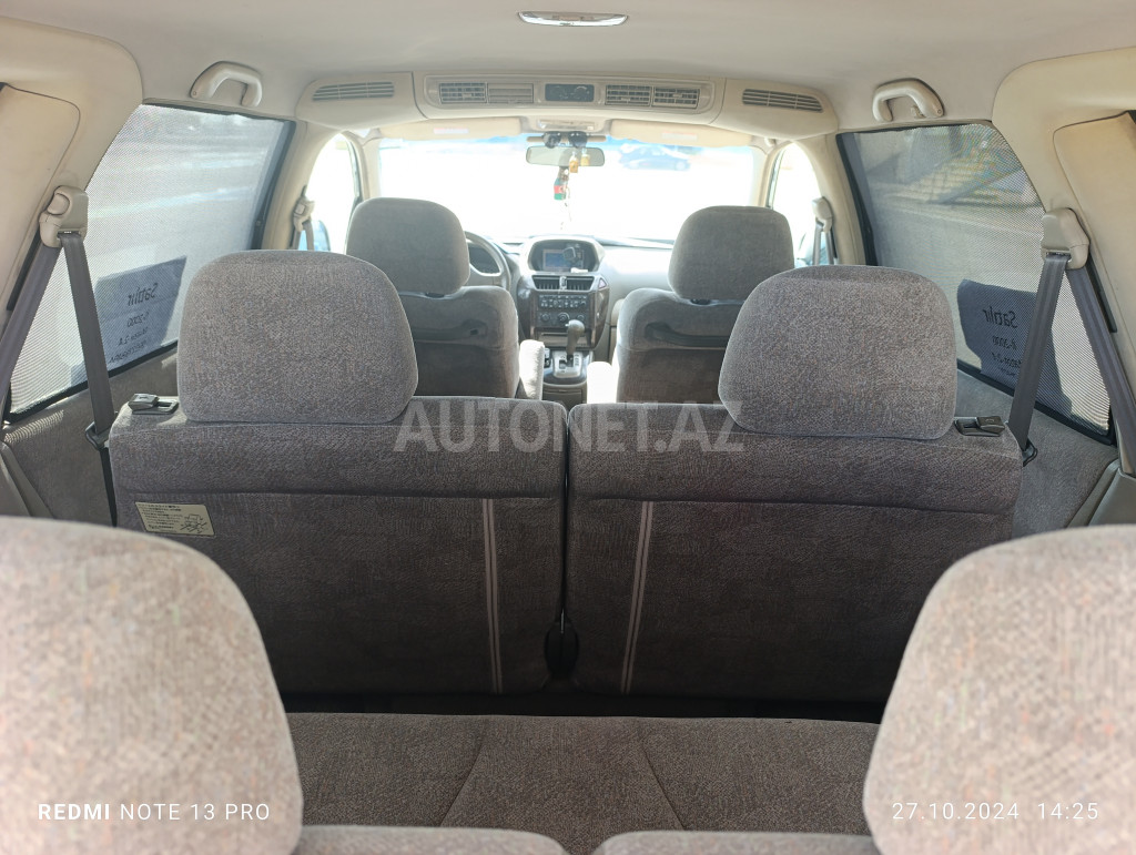 Mitsubishi Chariot 2000